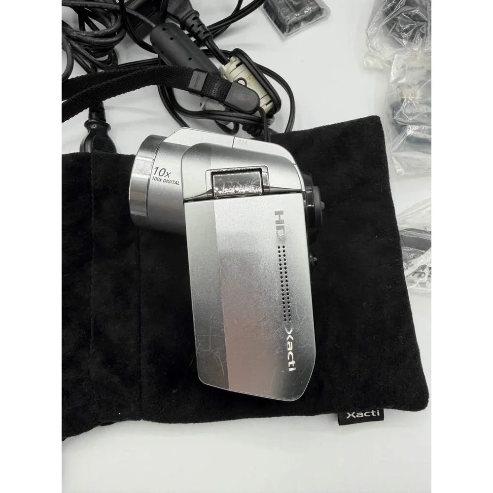 Sanyo Xacti DMX-HD1000 Camera Silver Turns On Remote Case Manuals Records Cords